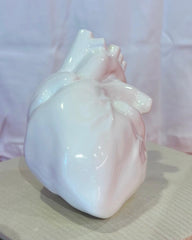 Corazon anatomico en ceramica blanco small